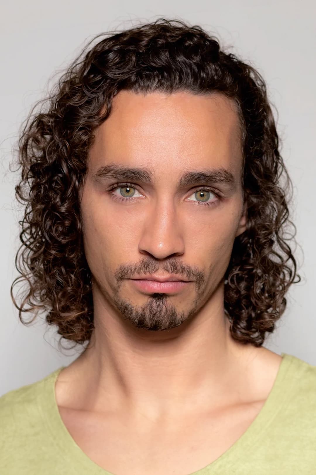 Robert Sheehan profile Robert Sheehan profile